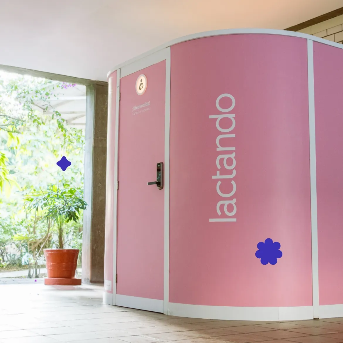Cabina de lactancia Lactando instalada en un espacio corporativo